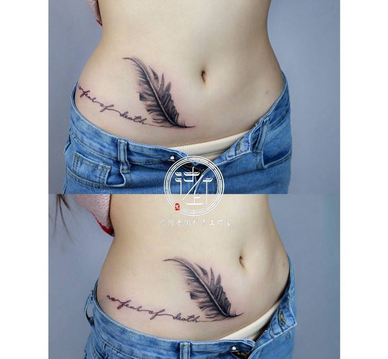 羽毛遮盖纹身图片_腹部欧美写实羽毛纹身图案