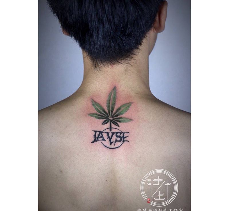 麻叶纹身图片_颈部成品欧美静物贵阳麻叶纹身图案