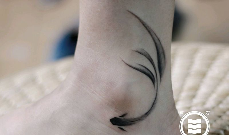 鱼纹身图片_脚部水墨纹身图案