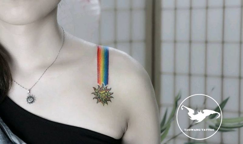 日月彩虹纹身图片_肩部水彩纹身图案