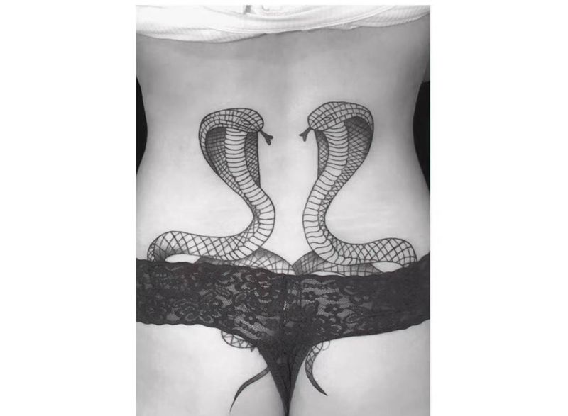 交尾纹身图片_腰部几何蛇纹身图案