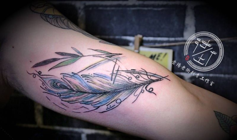 水彩羽毛纹身图片