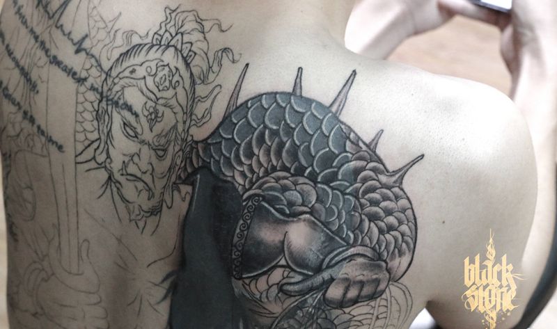 满背遮盖未完,不动明王局部纹身图片_背部新传统纹身图案