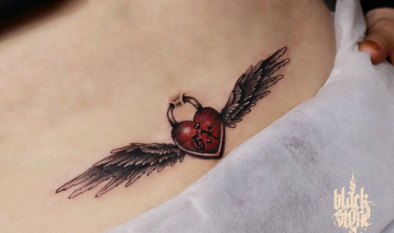 剖腹产遮疤痕纹身图片_腹部欧美写实纹身图案