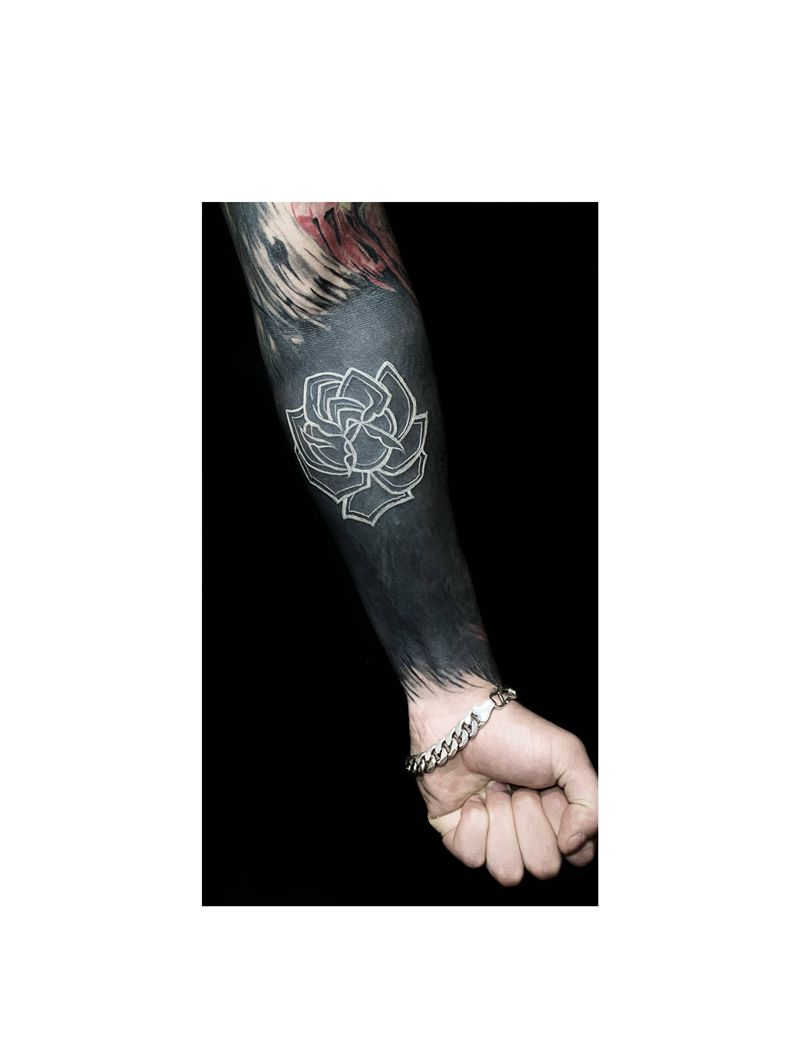 白玫瑰纹身图片_手臂几何玫瑰纹身图案