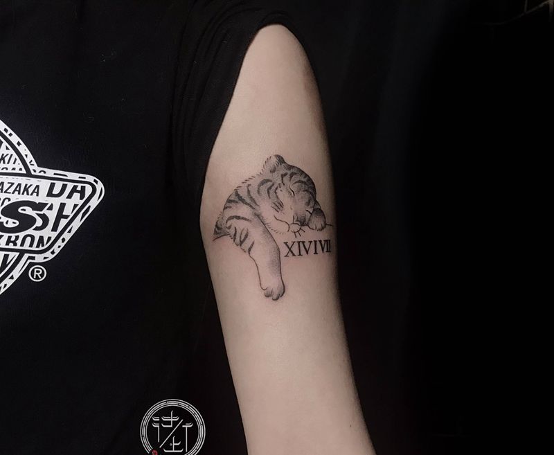 小老虎纹身图片_手臂点刺纹身图案