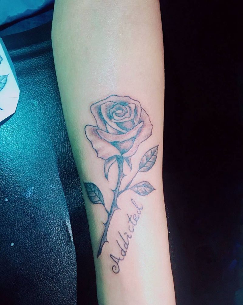 素玫瑰+沉迷者小英文点缀纹身图片