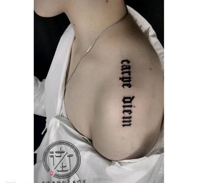 哥特字体纹身图片_肩部花体字纹身图案