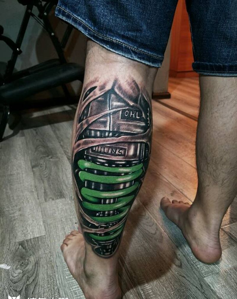 给帅哥小腿后部打造的机械图纹身图片