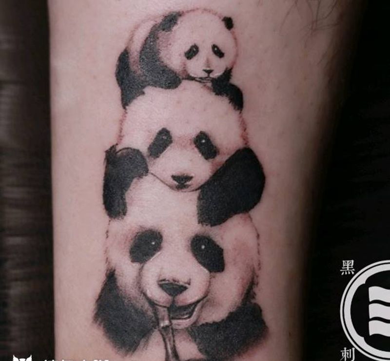 熊猫一家三口纹身图片_腿部欧美写实水墨纹身图案