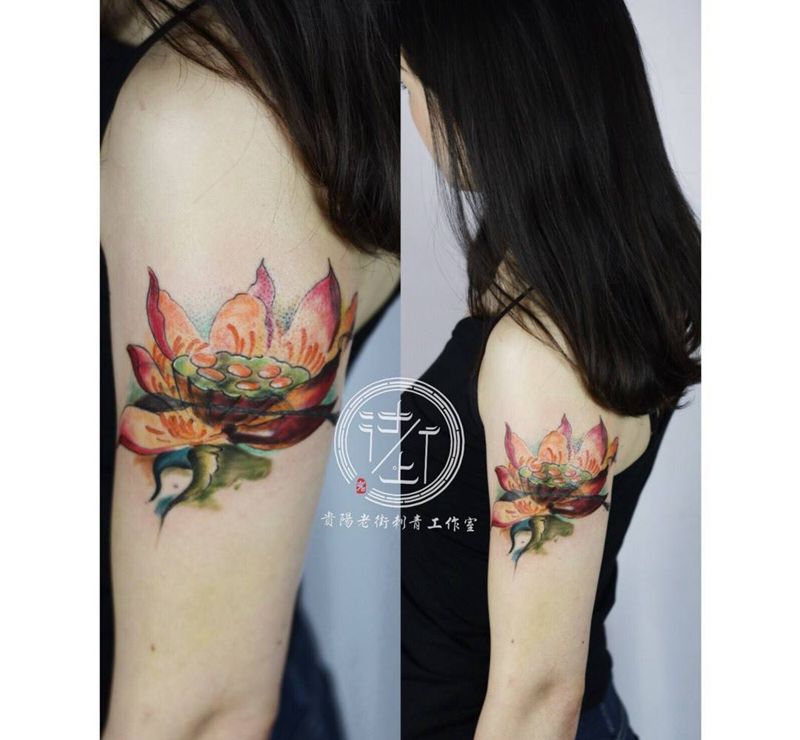 水墨莲花遮盖旧纹身。纹身图片