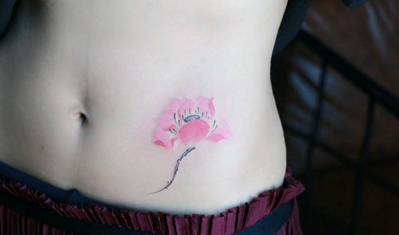 莲花纹身图片_腹部新传统纹身图案