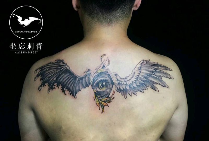 翅膀,恶魔眼睛纹身图片_背部欧美写实New School纹身图案