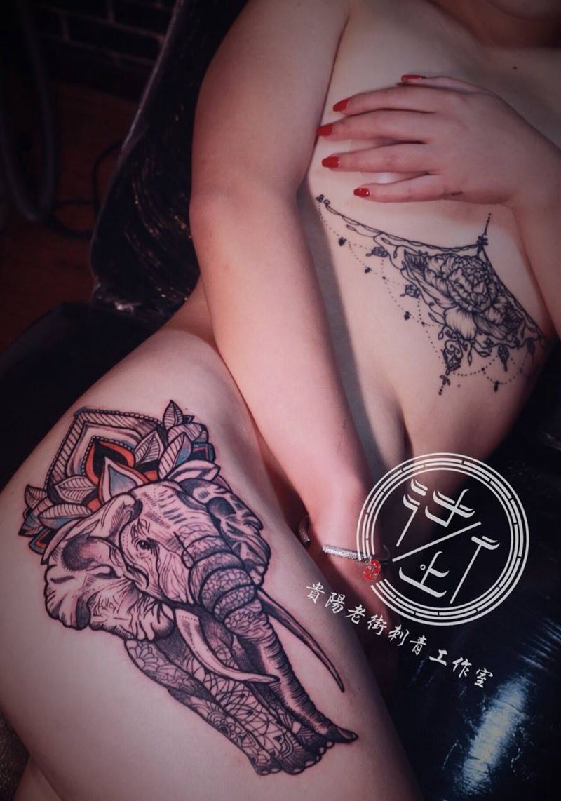 胸下包围和臀部点刺纹身图片