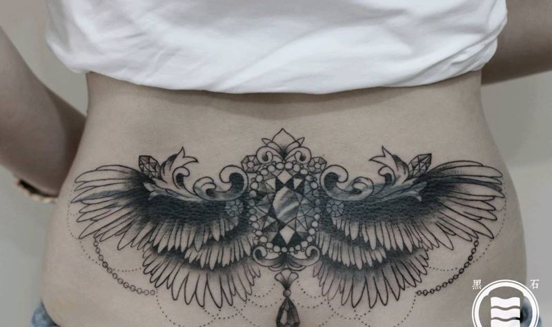遮盖纹身图片_腰部点刺图腾纹身图案