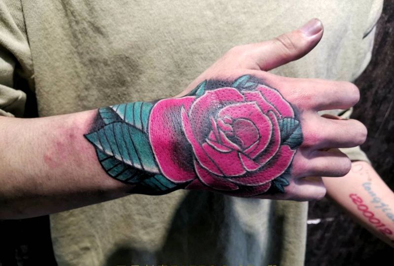 手背玫瑰花纹身修改遮盖纹身图片_手部Old School纹身图案
