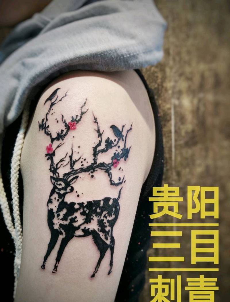 梅花鹿纹身图片_手臂水墨纹身图案