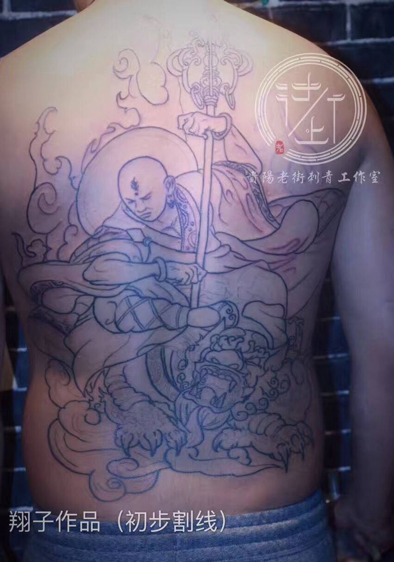 满背割线纹身图片