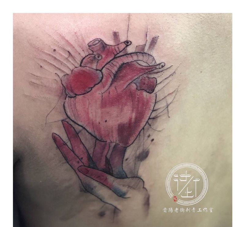 心于手纹身图片_背部水彩点刺纹身图案