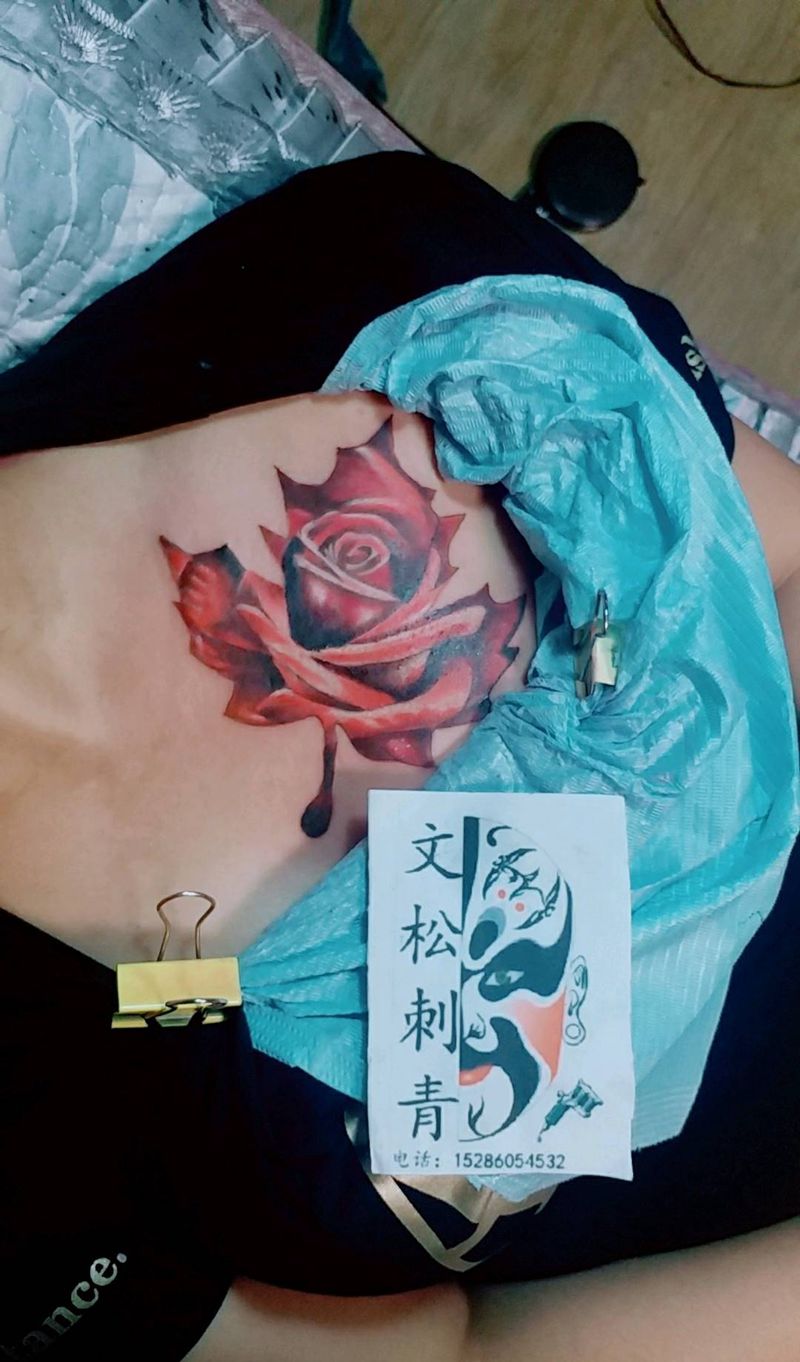 枫叶形玫瑰纹身图片