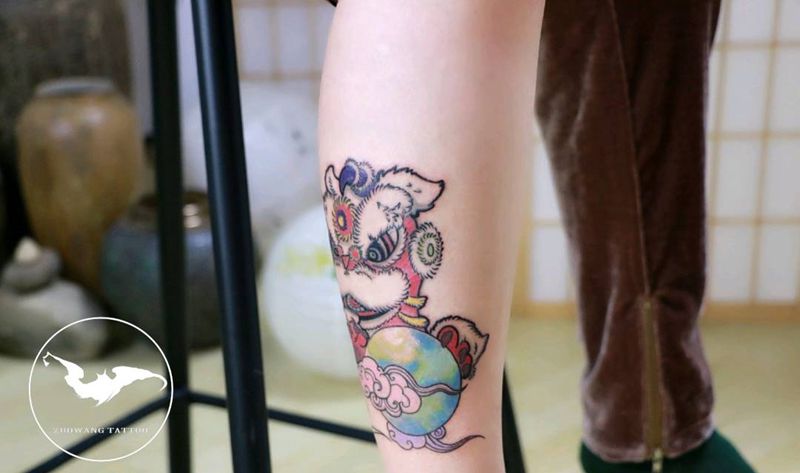 醒狮纹身图片_腿部新传统纹身图案