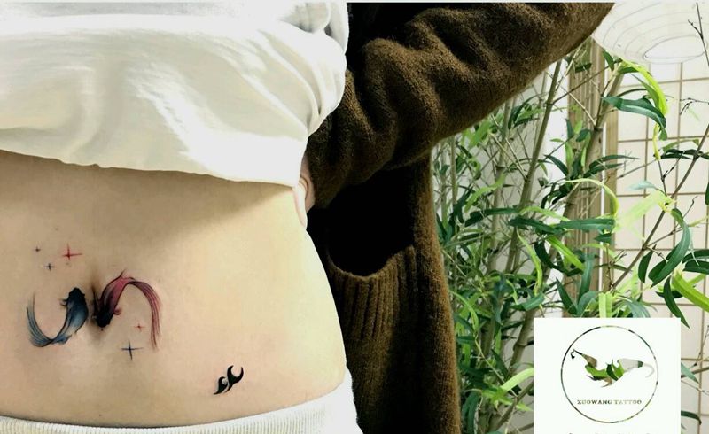 遮盖双鱼纹身图片_腹部水墨纹身图案