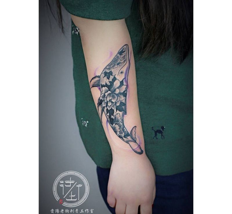 鲸鱼纹身图片_手部水彩点刺鲸鱼纹身图案