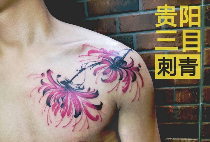 彼岸花纹身图片_胸部水墨纹身图案