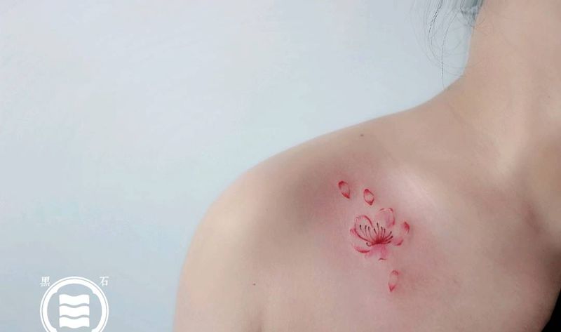 樱花纹身图片_肩部水彩纹身图案