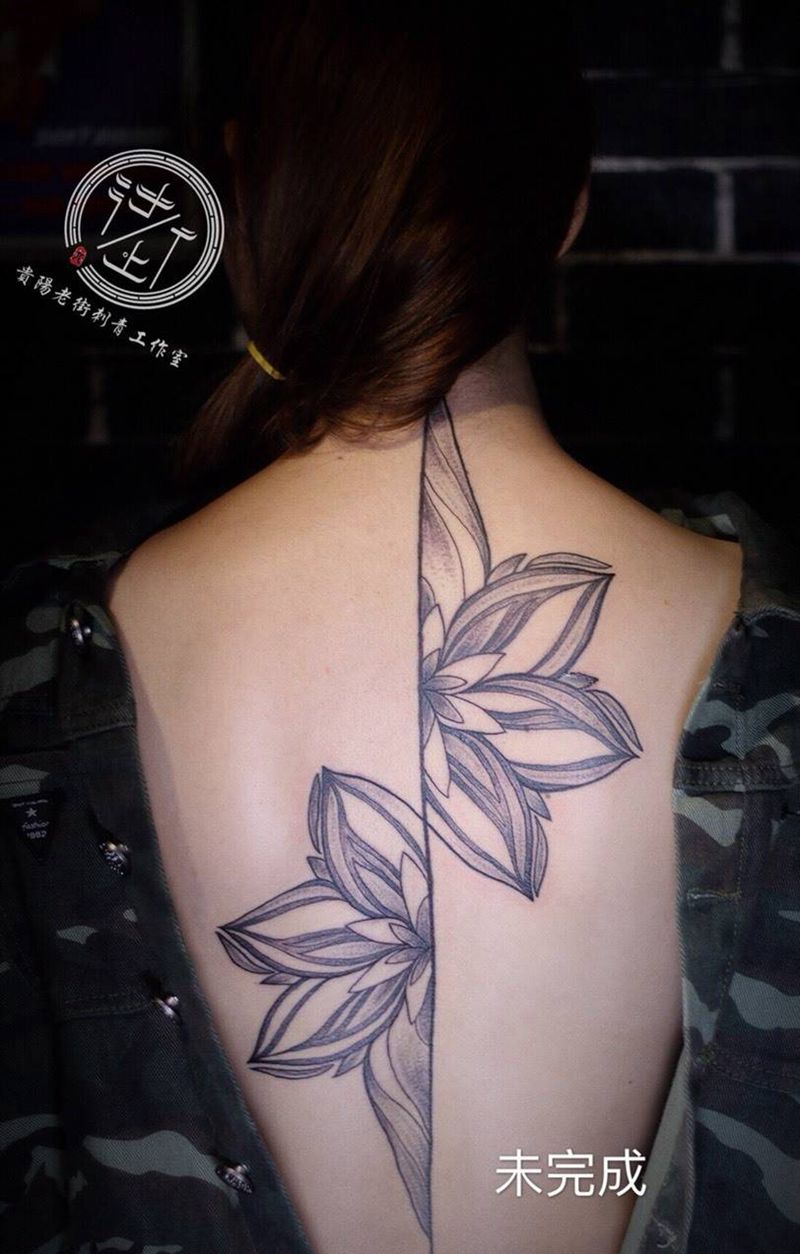 背后花花纹身图片