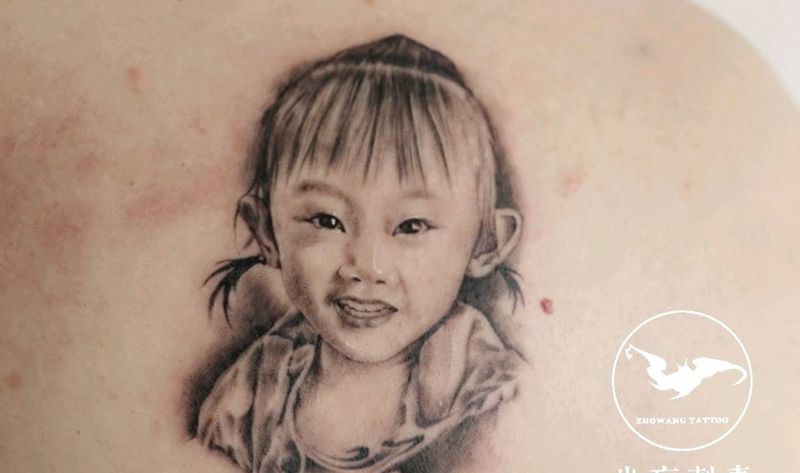 小女孩儿肖像纹身图片_背部欧美写实纹身图案