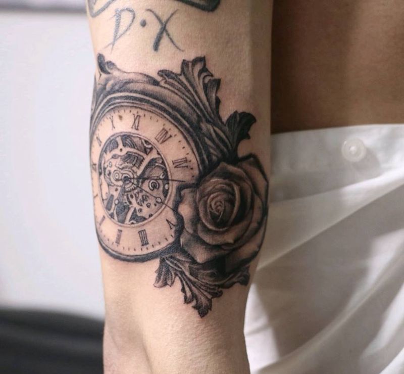 钟表玫瑰纹身图片_手臂欧美写实纹身图案