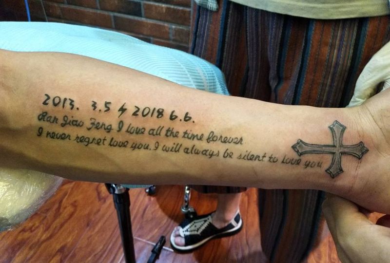 十字架与日期纹身图片_手臂纹身图案