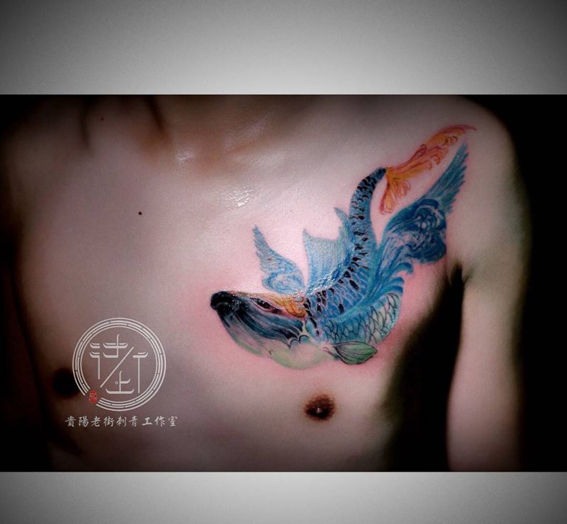 鲲纹身图片_胸部水彩鲲鱼纹身图案
