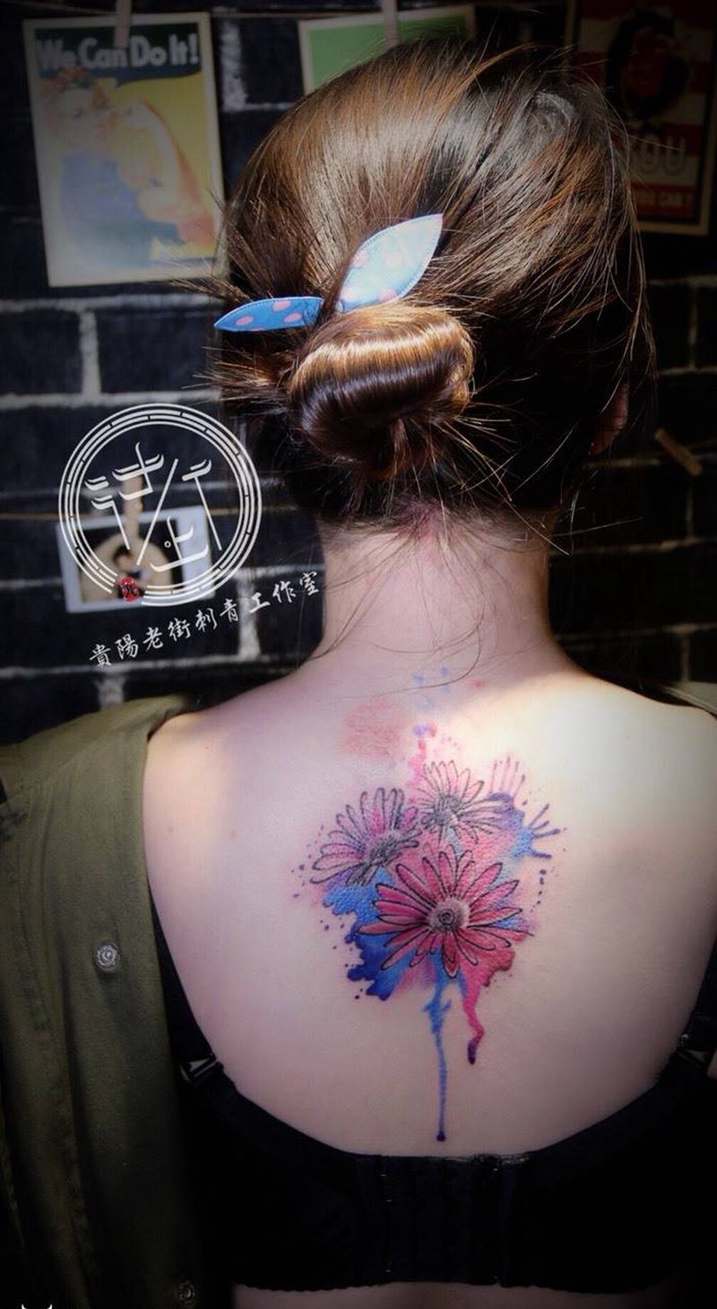 水彩花纹身图片_欧美成品颈部背部清新静物植物贵阳纹身图案