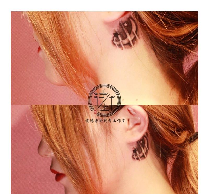 耳后的月牙。纹身图片_颈部点刺纹身图案
