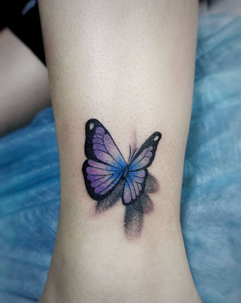 蝴蝶纹身图片_颈部脚部纹身图案