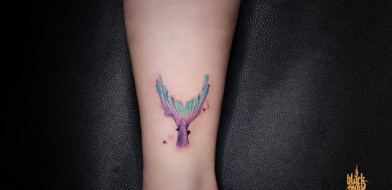 鱼尾纹身图片_脚部水彩纹身图案