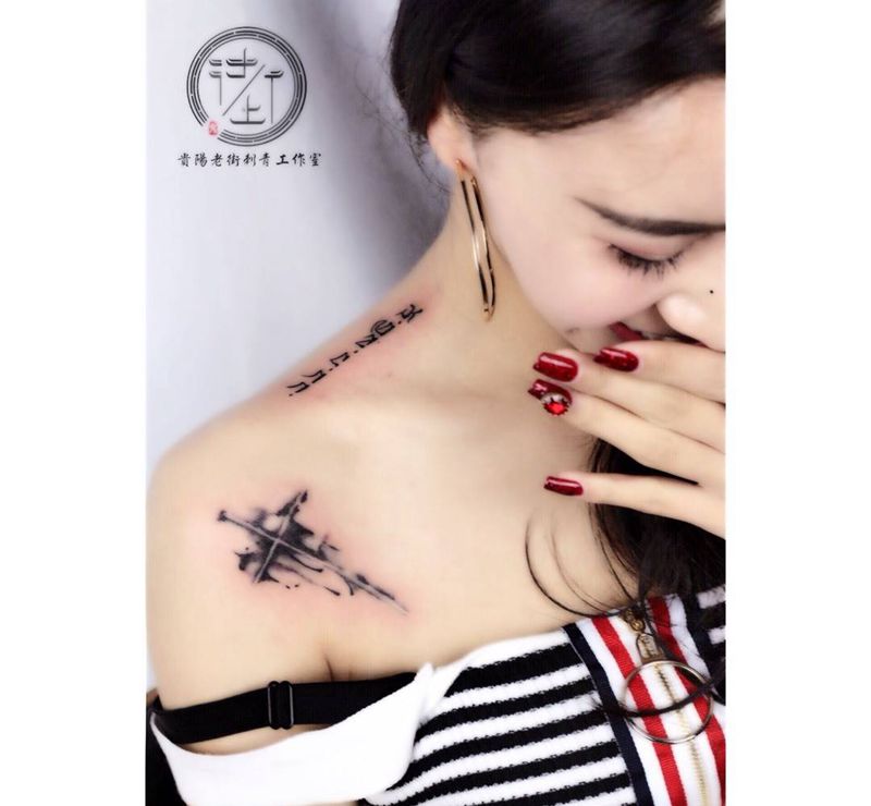 梵文和十字架纹身图片_成品肩部胸部颈部字符贵阳纹身图案