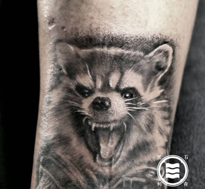 火箭浣熊纹身图片_腿部欧美写实火箭浣熊漫威纹身图案