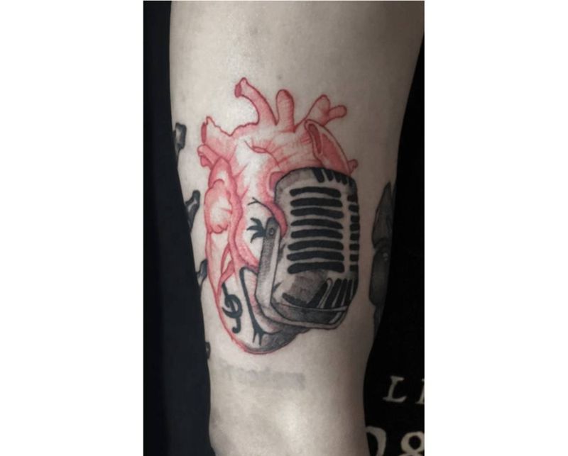 但请不要停止我的音乐纹身图片_手臂点刺麦克风心脏音乐纹身图案