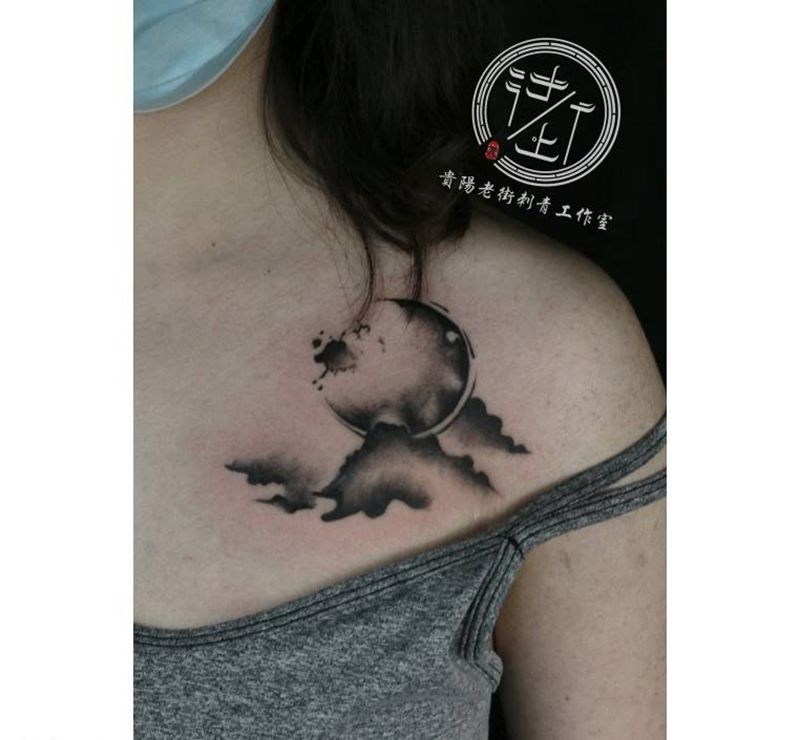 水墨月亮纹身图片_水墨锁骨纹身图案