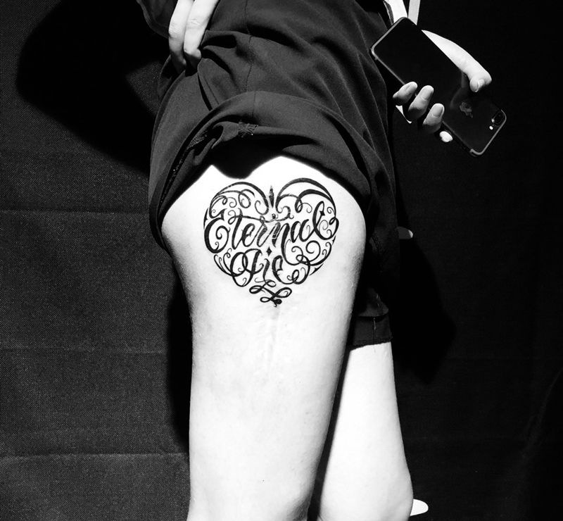 原创花体  遮盖疤痕 未完纹身图片_臀部腿部花体字原创纹身图案