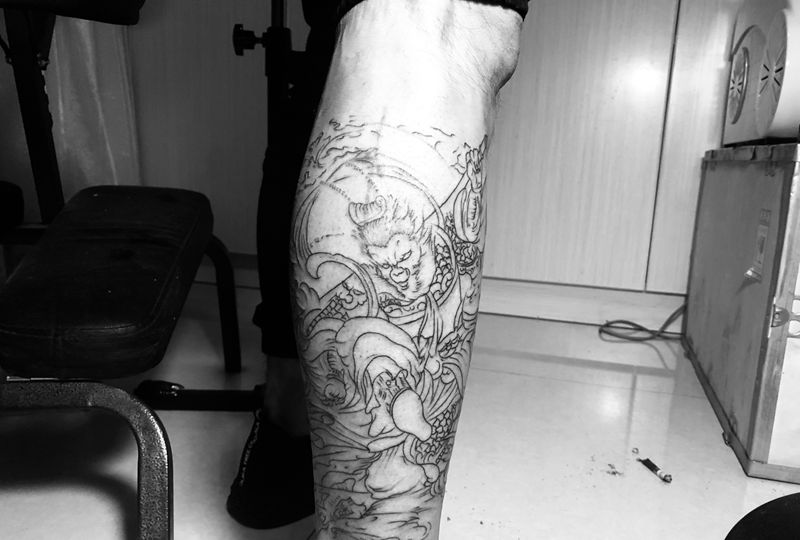 猴子割线纹身图片_腿部纹身图案