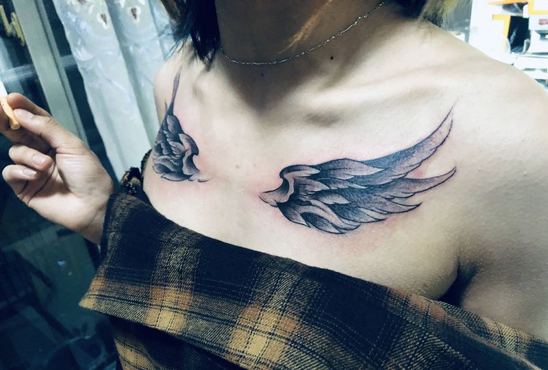 翅膀纹身图片_胸部纹身图案