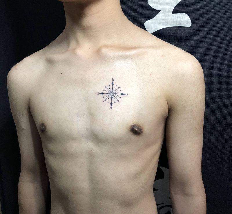 指南针纹身图片_胸部几何指南针纹身图案