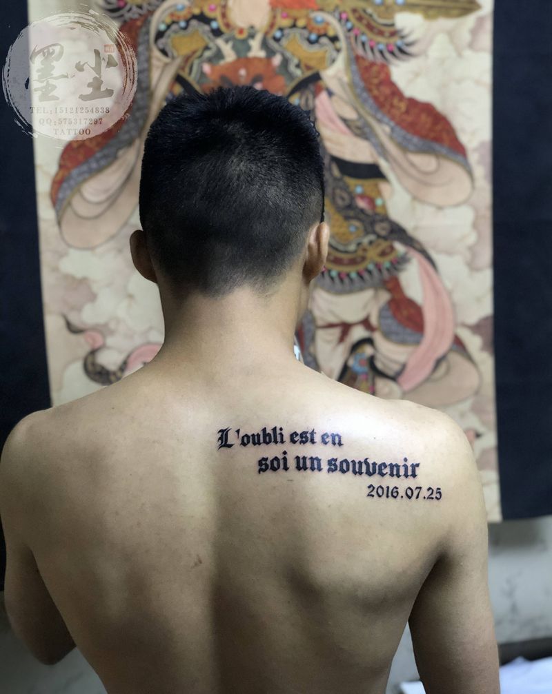 哥特  法文纹身图片_肩部背部花体字纹身图案