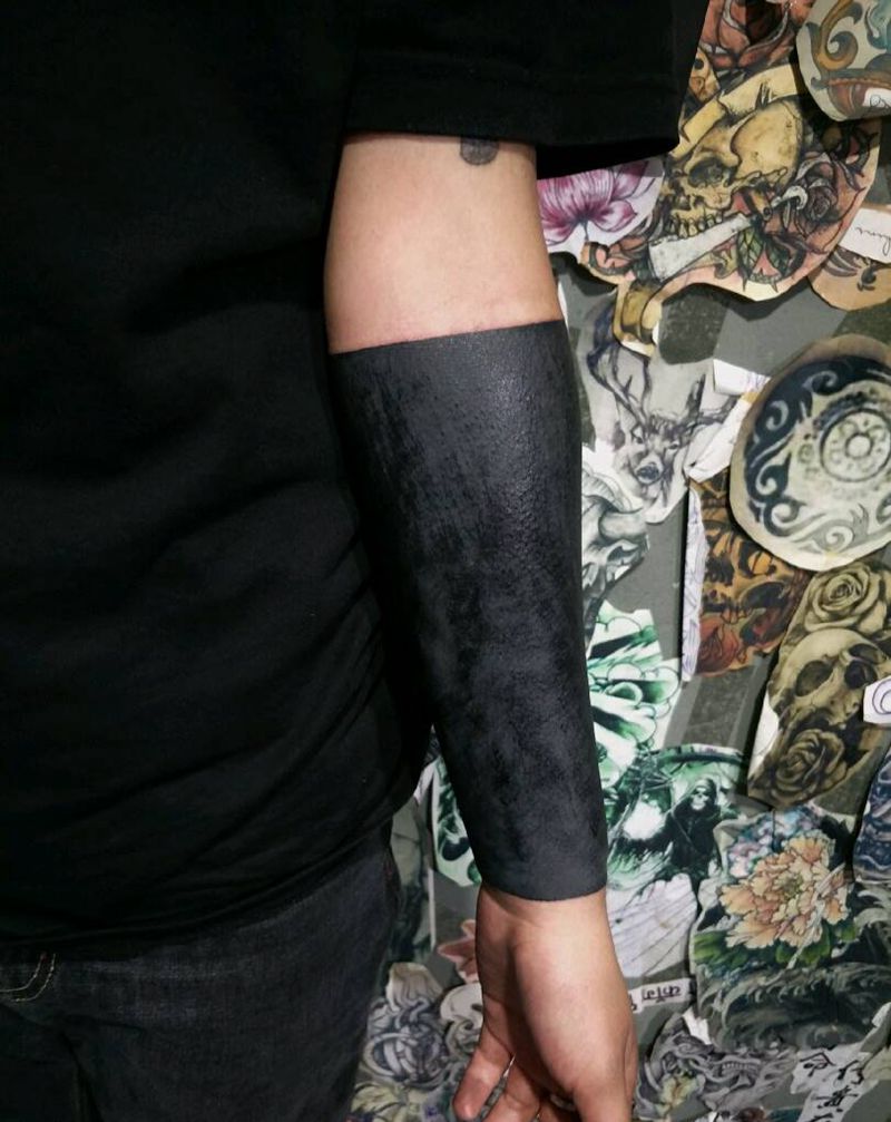 客人喜欢黑臂所以盖黑臂纹身图片