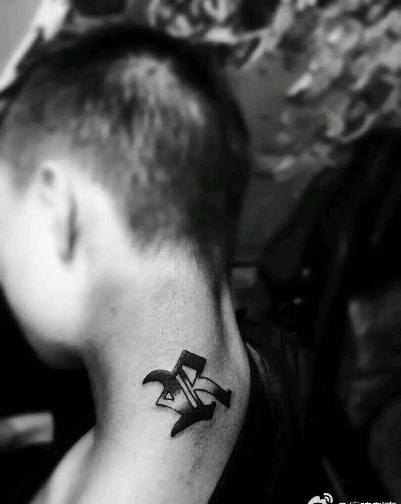 给帅哥打造的个性英文纹身图片