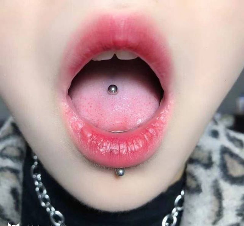 穿孔穿刺唇钉肚钉眉钉舌钉纹身图片_颈部穿孔穿刺纹身图案